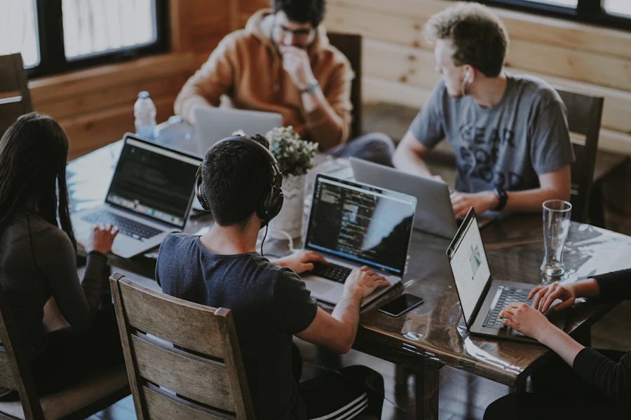Equipo trabajando con portátiles