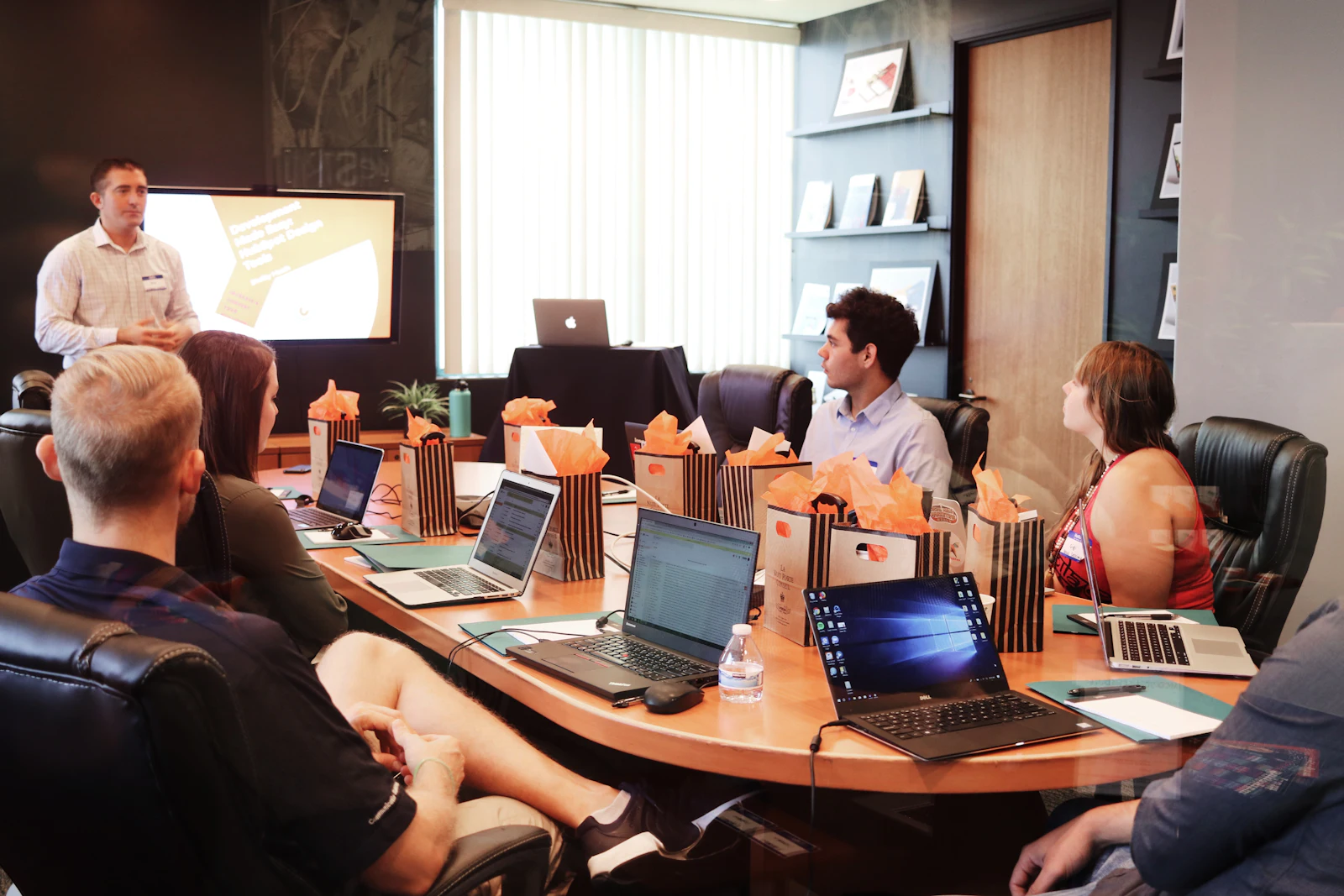 Sesión de formación con un equipo en una sala de reuniones