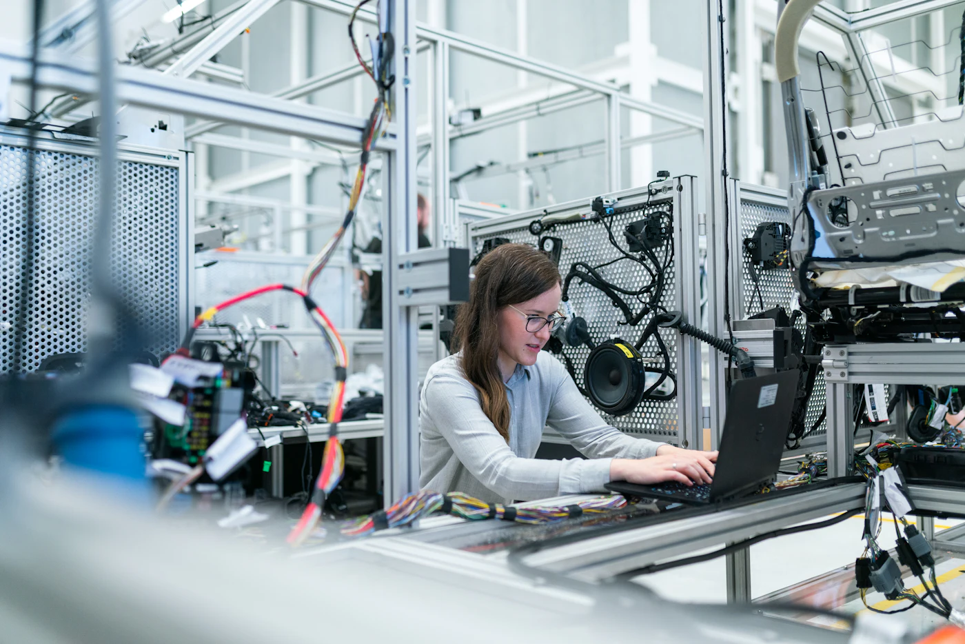 Técnica trabajando en una línea de producción automatizada