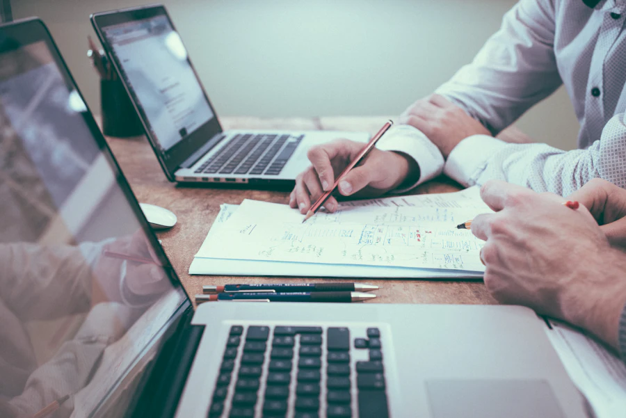 Documentos y portátiles sobre una mesa de trabajo