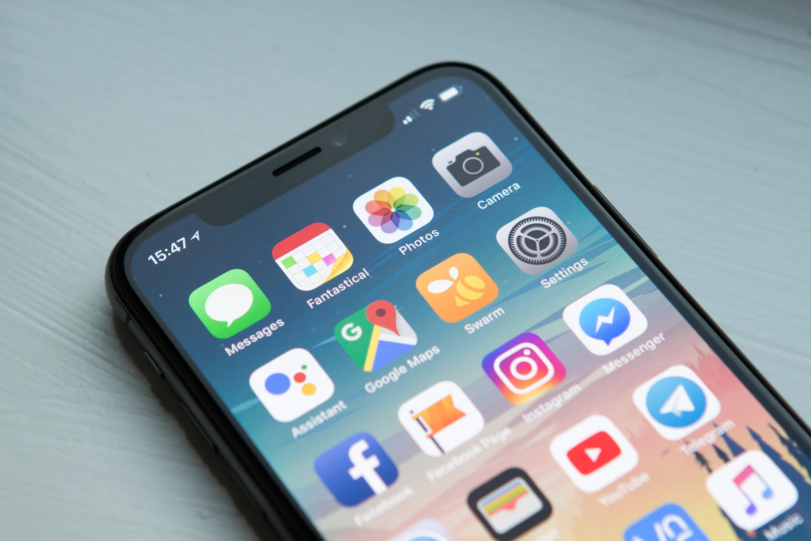 Móvil con aplicaciones en la pantalla de inicio
